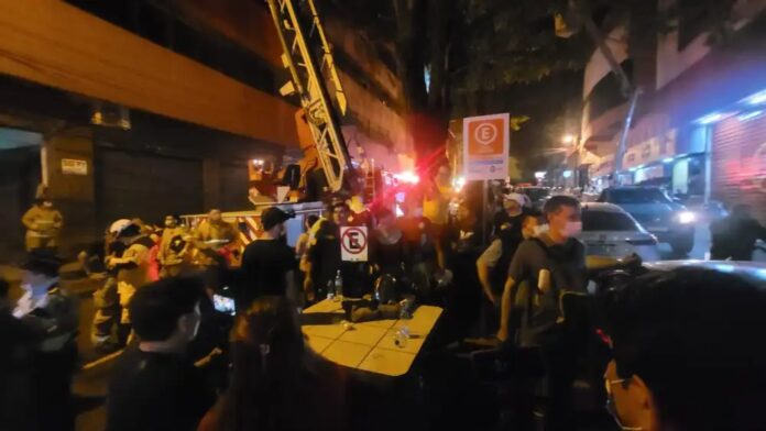 La masacre se registró alrededor de las 20:30 de este sábado en un edificio ubicado en el centro de Ciudad del Este. Foto: Wilson Ferriera