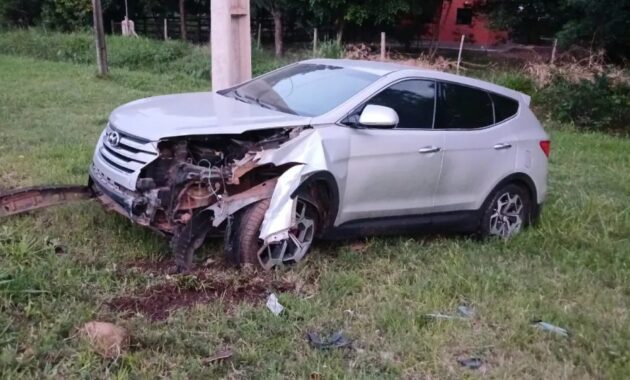 La camioneta que embistió a las mujeres que circulaban en la motocicleta quedó visiblemente dañada tras el impacto.Foto: Robert Figueredo.