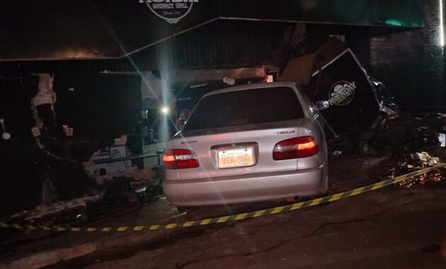 El Toyota Corolla, conducido por una mujer en estado de ebriedad, terminó incrustado contra la estructura del restaurante “Monday Gourmet” en Presidente Franco, tras atropellar al guardia de seguridad Miguel Ángel Gamarra y chocar contra motocicletas estacionadas. Foto: Gentileza.