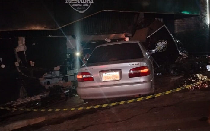 El Toyota Corolla, conducido por una mujer en estado de ebriedad, terminó incrustado contra la estructura del restaurante “Monday Gourmet” en Presidente Franco, tras atropellar al guardia de seguridad Miguel Ángel Gamarra y chocar contra motocicletas estacionadas. Foto: Gentileza. El Toyota Corolla, conducido por una mujer en estado de ebriedad, terminó incrustado contra la estructura del restaurante “Monday Gourmet” en Presidente Franco, tras atropellar al guardia de seguridad Miguel Ángel Gamarra y chocar contra motocicletas estacionadas. Foto: Gentileza.