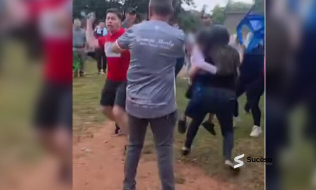 Fanática expone a su hijo durante una pelea en la Liga Carapegueña. Foto: Edicion Suceso Multimedios