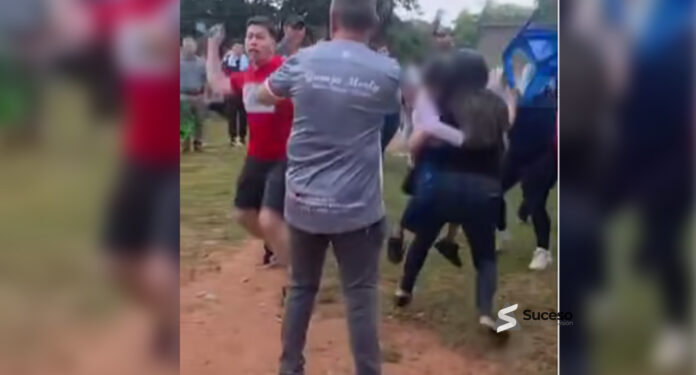 Fanática expone a su hijo durante una pelea en la Liga Carapegueña. Foto: Edicion Suceso Multimedios