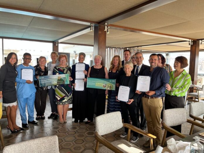Martín Burt, director ejecutivo de la Fundación Paraguaya, recibe en Atenas el “World of Difference Award 2025”, reconocimiento internacional otorgado por TIAW por su labor en el empoderamiento económico de mujeres en Paraguay y el mundo.