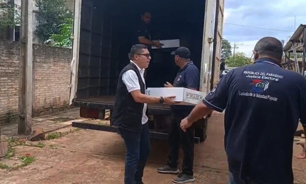 Los maletines contienen actas de apertura, incidentes y escrutinio, además de insumos para la correcta marcación del dedo índice de los votantes con la tinta indeleble.Foto: Gentileza