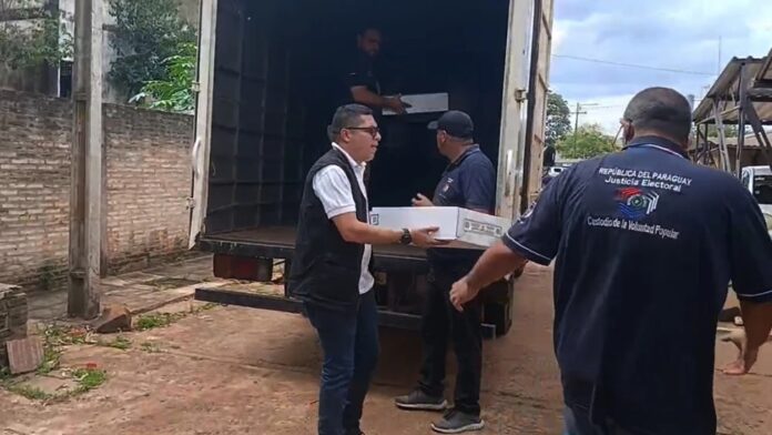Los maletines contienen actas de apertura, incidentes y escrutinio, además de insumos para la correcta marcación del dedo índice de los votantes con la tinta indeleble.Foto: Gentileza