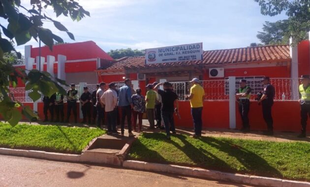 Pobladores de la comunidad de la Colonia Kiray, distrito de General Resquín, se manifestaron este lunes frente a la Municipalidad exigiendo la reparación urgente de los caminos vecinales.Foto: Carlos Aquino.
