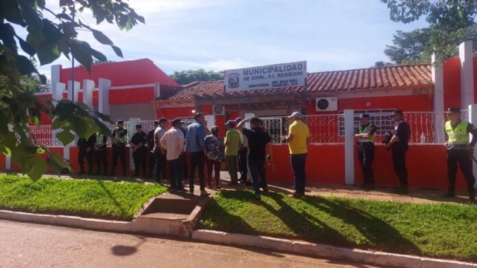 Pobladores de la comunidad de la Colonia Kiray, distrito de General Resquín, se manifestaron este lunes frente a la Municipalidad exigiendo la reparación urgente de los caminos vecinales.Foto: Carlos Aquino. Pobladores de la comunidad de la Colonia Kiray, distrito de General Resquín, se manifestaron este lunes frente a la Municipalidad exigiendo la reparación urgente de los caminos vecinales.Foto: Carlos Aquino.