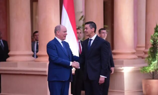 El príncipe Alberto II de Mónaco y el presidente de Paraguay, Santiago Peña.Foto: Daniel Duarte