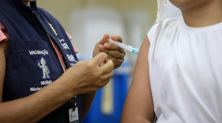 Brasil aprueba la primera vacuna de dosis única contra el dengue.