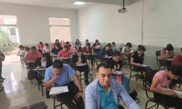 Docentes rindiendo para integrar el Banco de Datos Elegibles de la entidad estatal.Foto: Archivo ÚH.