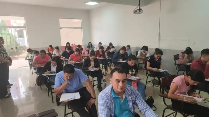 Docentes rindiendo para integrar el Banco de Datos Elegibles de la entidad estatal.Foto: Archivo ÚH.