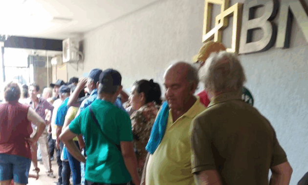 Foto de archivo, adultos mayores formando fila en el BNF.