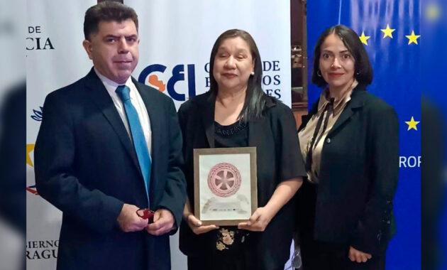 La Fundación Paraguaya recibe el reconocimiento en la categoría Organizaciones de la Sociedad Civil por su proyecto “Fábrica de Juguetes y el Semáforo llegan a La Esperanza”, durante el acto realizado en el Centro Cultural del Puerto de Asunción, que destacó iniciativas orientadas a la reinserción social y la construcción de oportunidades para personas privadas de libertad.