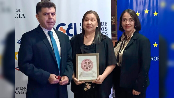 La Fundación Paraguaya recibe el reconocimiento en la categoría Organizaciones de la Sociedad Civil por su proyecto “Fábrica de Juguetes y el Semáforo llegan a La Esperanza”, durante el acto realizado en el Centro Cultural del Puerto de Asunción, que destacó iniciativas orientadas a la reinserción social y la construcción de oportunidades para personas privadas de libertad.