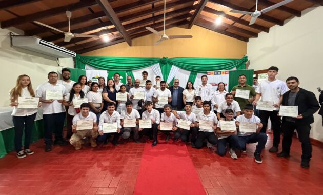 Graduados del Instituto Belén durante el acto de entrega de certificados realizado en la Escuela Agrícola de Belén, Concepción, tras completar cursos de formación técnica y emprendedora que ya beneficiaron a más de 400 egresados y fortalecen el desarrollo de comunidades rurales del norte del país.