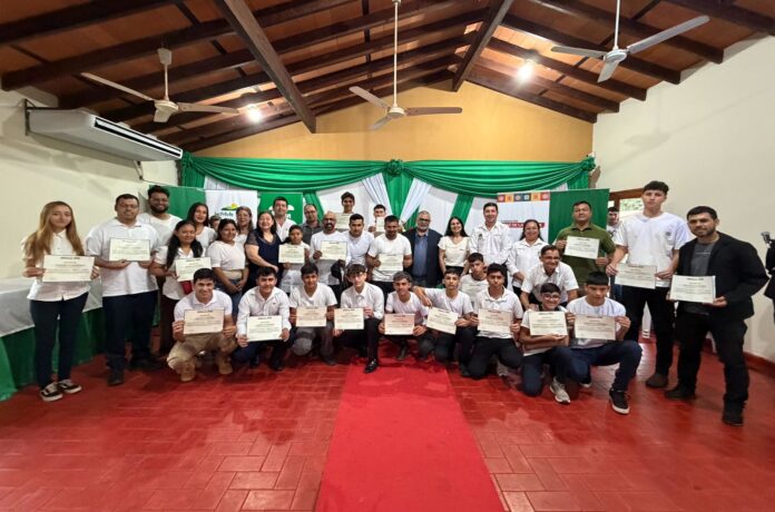 Graduados del Instituto Belén durante el acto de entrega de certificados realizado en la Escuela Agrícola de Belén, Concepción, tras completar cursos de formación técnica y emprendedora que ya beneficiaron a más de 400 egresados y fortalecen el desarrollo de comunidades rurales del norte del país. Graduados del Instituto Belén durante el acto de entrega de certificados realizado en la Escuela Agrícola de Belén, Concepción, tras completar cursos de formación técnica y emprendedora que ya beneficiaron a más de 400 egresados y fortalecen el desarrollo de comunidades rurales del norte del país.
