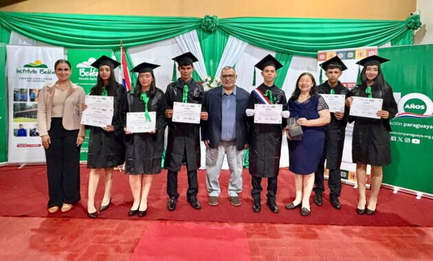 Acto de graduación de una nueva promoción de la Escuela Agrícola Autosostenible de Belén, donde jóvenes de distintas comunidades rurales culminaron su formación y presentaron proyectos productivos orientados al desarrollo local y la generación de ingresos sostenibles.