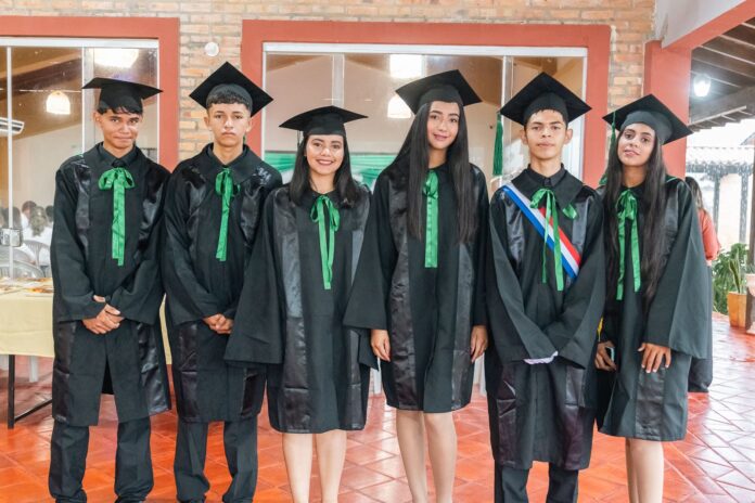 La Escuela Agrícola Autosostenible de Belén fue habilitada por el MEC para ofrecer el Bachillerato Técnico en Servicios Turísticos desde el año lectivo 2026, marcando un hito histórico al incorporar por primera vez una oferta de nivel medio reconocida oficialmente y ampliar las oportunidades educativas para jóvenes del norte del país.