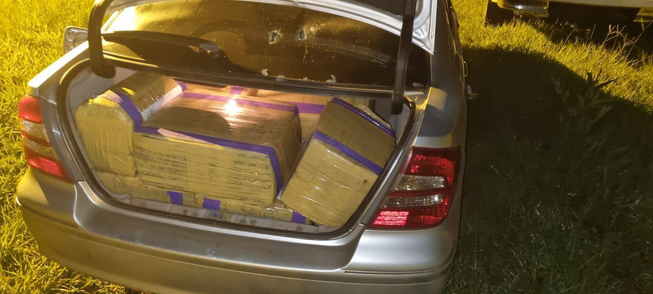 Uno de los moviles de la estructura narco quedó con rastros de balas tras el enfrentamiento. Uno de los moviles de la estructura narco quedó con rastros de balas tras el enfrentamiento.
