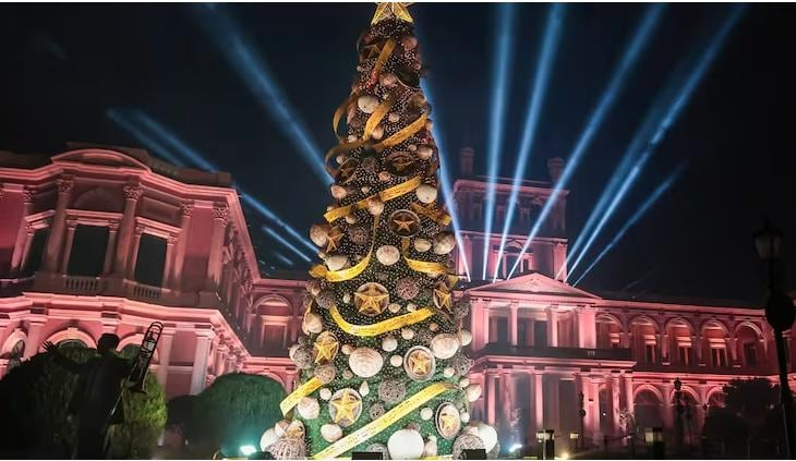 El árbol navideño fue adornado con obras de artesanos locales. Foto: Gentileza El árbol navideño fue adornado con obras de artesanos locales. Foto: Gentileza