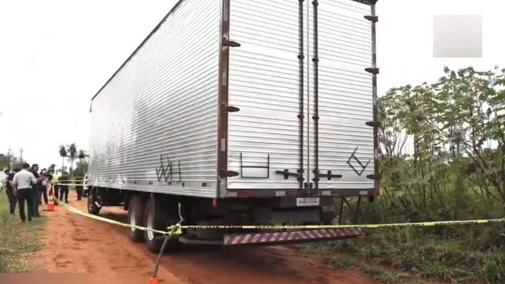 Los delincuentes abandonaron el camión en una zona poco poblada de Itauguá.Captura NPY. Los delincuentes abandonaron el camión en una zona poco poblada de Itauguá.Captura NPY.