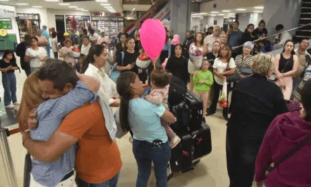 Entre lágrimas las familias se dieron un emotivo abrazo de reencuentro.
