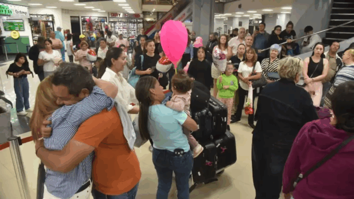 Entre lágrimas las familias se dieron un emotivo abrazo de reencuentro. Entre lágrimas las familias se dieron un emotivo abrazo de reencuentro.