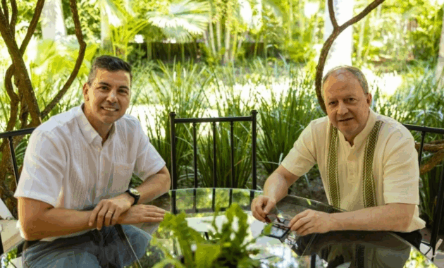 El presidente de la República, Santiago Peña, decretó el reajuste para el impuesto inmobiliario a instancias de Carlos Fernández Valdovinos, ministro de Economía.Foto: Gentileza-Presidencia Paraguay.