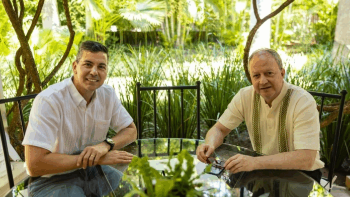 El presidente de la República, Santiago Peña, decretó el reajuste para el impuesto inmobiliario a instancias de Carlos Fernández Valdovinos, ministro de Economía.Foto: Gentileza-Presidencia Paraguay.