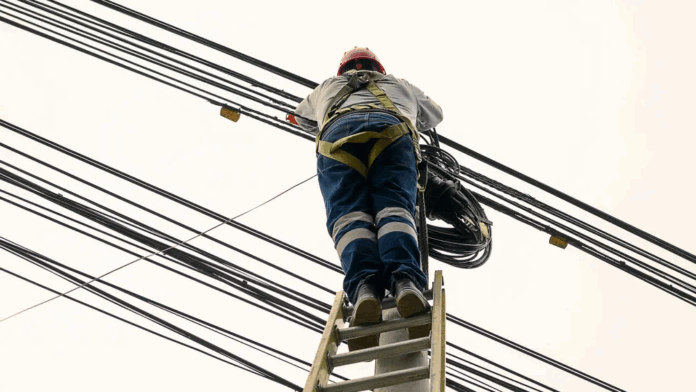 La víctima se encontraba realizando trabajos en una instalación eléctrica correspondiente al tendido de iluminación de una cancha de vóley.Foto ilustrativa (Pexels).