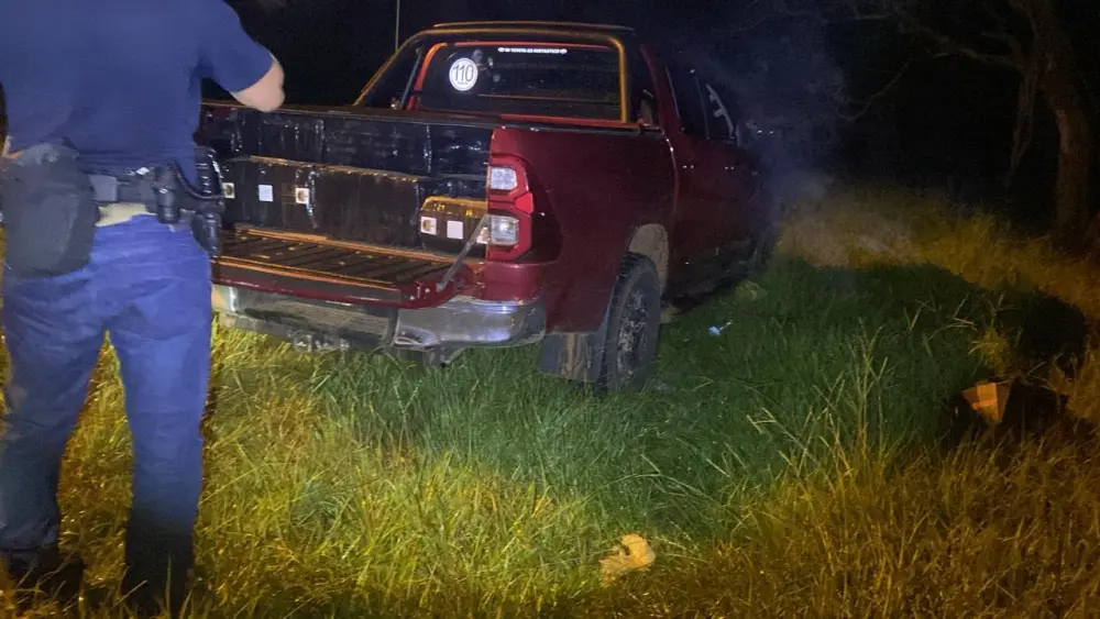 Una de las camionetas cargadas de paquetes de marihuana que fueron incautadas en la madrugada del miércoles en Saltos del Guairá. Foto: Carlos Aquino.