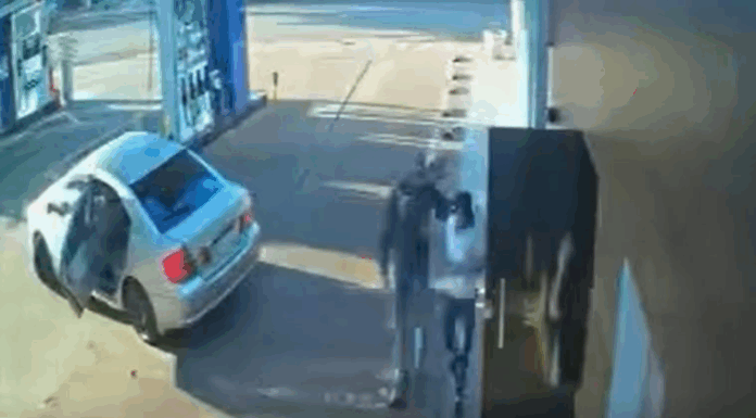 Los delincuentes amenazaron a las víctimas con armas de fuego. Imagen: captura de video. Los delincuentes amenazaron a las víctimas con armas de fuego. Imagen: captura de video.