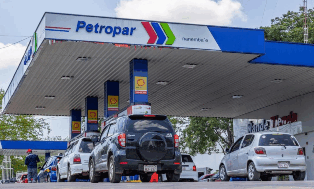 Generarme un flayer de estos datos Suceso Multimedios Nuevos Precios en Petropar diésel Porã a G. 6.250 por litro, el diésel Mbarete a G. 8.050, la nafta de 88 octanos a G. 5.190, la de 93 octanos a G. 5.690 y la nafta de 97 octanos a G. 7.040. La última baja fue el 1 de diciembre de 2025.