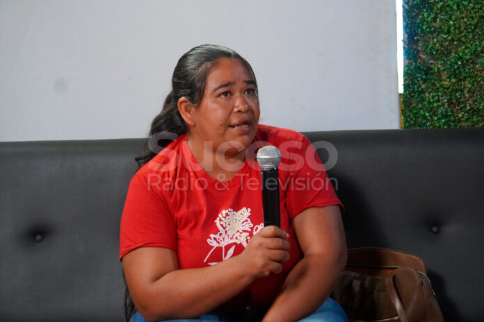 La denunciante, Alba Benítez, relata el supuesto atropello de domicilio y amenazas con arma de fuego en su vivienda de Santa Catalina, en Abaí.