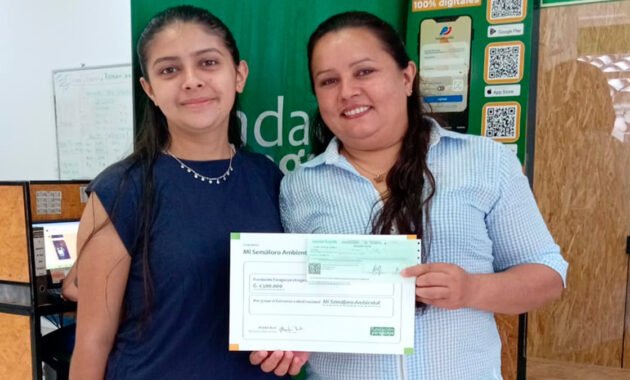 Anastasia Rodas, de la ciudad de Pilar, ganadora del Concurso “Mi Semáforo Ambiental”, durante el acto de cierre de la iniciativa impulsada por la Fundación Paraguaya, que destacó su compromiso con el cuidado del medioambiente y la promoción de buenas prácticas ambientales en su comunidad.
