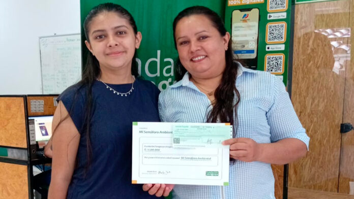 Anastasia Rodas, de la ciudad de Pilar, ganadora del Concurso “Mi Semáforo Ambiental”, durante el acto de cierre de la iniciativa impulsada por la Fundación Paraguaya, que destacó su compromiso con el cuidado del medioambiente y la promoción de buenas prácticas ambientales en su comunidad.