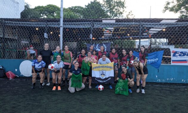 Jóvenes participantes de los programas Fútbol Sin Pobreza y Fútbol y Emprendedurismo, impulsados por la Fundación Paraguaya, donde el deporte se combinó con educación financiera y desarrollo de habilidades para la vida, beneficiando a 207 niños, adolescentes y jóvenes en Paraguay y Argentina durante 2025.