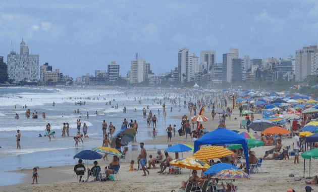 Destino. Como acto de supervivencia, se prefiere alguna de las miles de playas brasileñas.afp