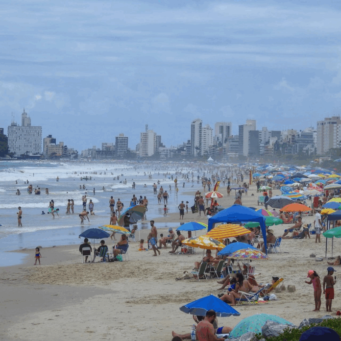 Destino. Como acto de supervivencia, se prefiere alguna de las miles de playas brasileñas.afp