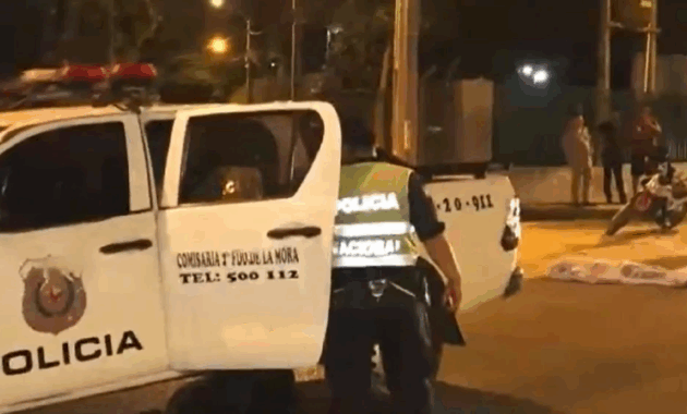 Agentes policiales llegaron al sitio del fatal accidente para realizar las primeras diligencias.Foto: Captura - Telefuturo.