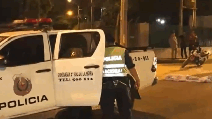 Agentes policiales llegaron al sitio del fatal accidente para realizar las primeras diligencias.Foto: Captura - Telefuturo.