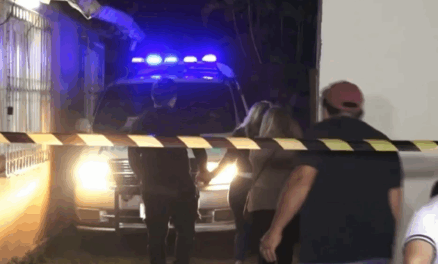 Una ambulancia llegó al lugar del crimen para transportar a la morgue los cuerpos de las mujeres fallecidas.Foto: Captura de video - Telefuturo.