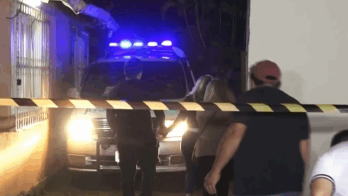 Una ambulancia llegó al lugar del crimen para transportar a la morgue los cuerpos de las mujeres fallecidas.Foto: Captura de video - Telefuturo. Una ambulancia llegó al lugar del crimen para transportar a la morgue los cuerpos de las mujeres fallecidas.Foto: Captura de video - Telefuturo.