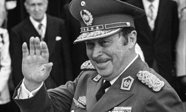 Alfredo Stroessner, en uniforme militar, símbolo del régimen que gobernó Paraguay por más de tres décadas hasta su caída en 1989.
