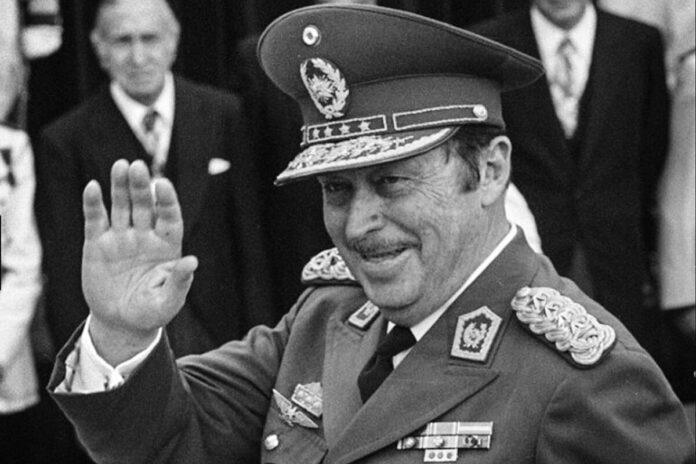 Alfredo Stroessner, en uniforme militar, símbolo del régimen que gobernó Paraguay por más de tres décadas hasta su caída en 1989. Alfredo Stroessner, en uniforme militar, símbolo del régimen que gobernó Paraguay por más de tres décadas hasta su caída en 1989.