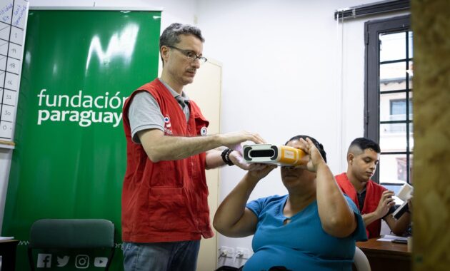 Un profesional de la salud visual realiza un control oftalmológico a un paciente durante las Jornadas Visuales impulsadas por la Fundación Paraguaya y la Fundación Retina Paraguay.