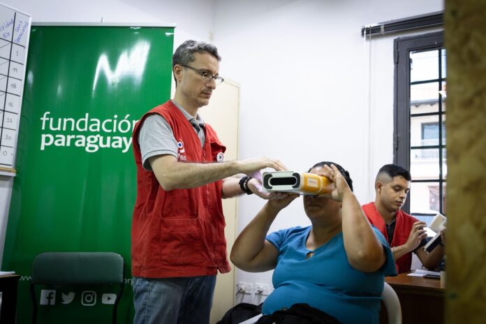 Un profesional de la salud visual realiza un control oftalmológico a un paciente durante las Jornadas Visuales impulsadas por la Fundación Paraguaya y la Fundación Retina Paraguay.