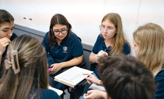 Jóvenes participan en el programa “Domino mis cuentas” de Junior Achievement, aprendiendo herramientas prácticas para tomar decisiones financieras responsables y planificar su futuro.