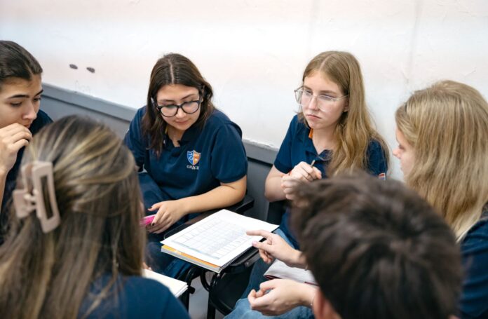 Jóvenes participan en el programa “Domino mis cuentas” de Junior Achievement, aprendiendo herramientas prácticas para tomar decisiones financieras responsables y planificar su futuro.
