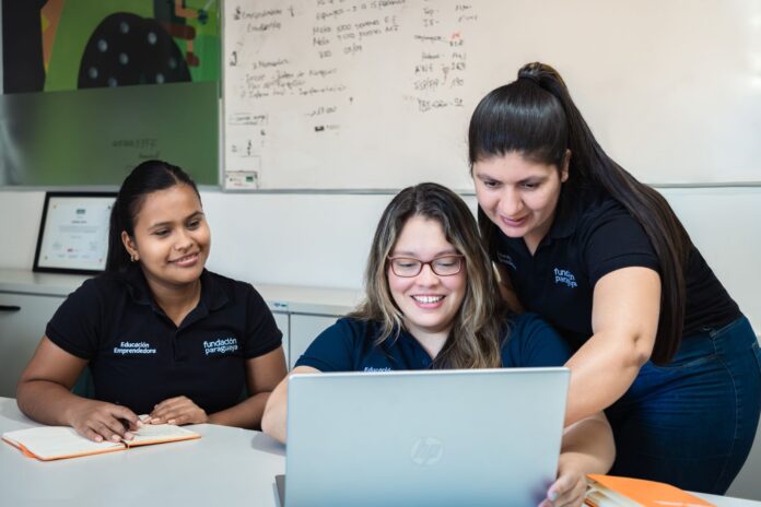 Mujeres emprendedoras de todo el país ya pueden acceder a la nueva edición del programa Estemos Abiertos, con formación online gratuita en educación financiera, gestión de negocios y herramientas digitales para crecer y proyectarse con mayor autonomía económica.